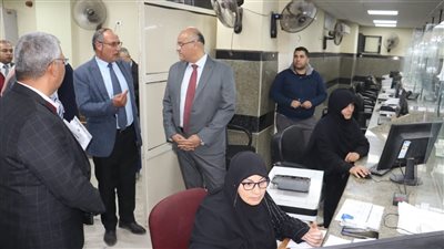 محافظ القليوبية يقوم بجولة مفاجئة لمتابعة سير العمل داخل مجلس ومدينة شبين