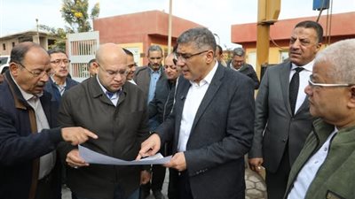 محافظ الجيزة يتفقد محطتي مياه الشرب ورفع الصرف الصحي بقريتي الفهميين والمشتل 