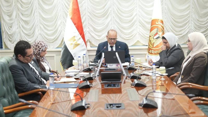 وزير العمل يعقد اجتماعًا