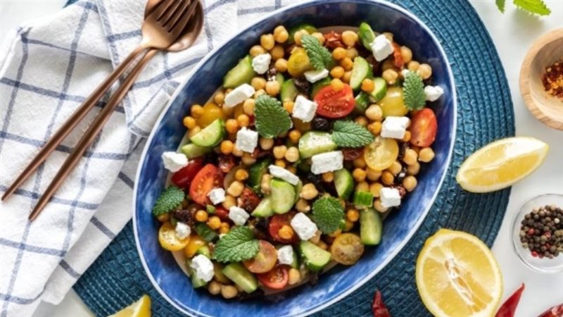 سلطة الحمص بجبن