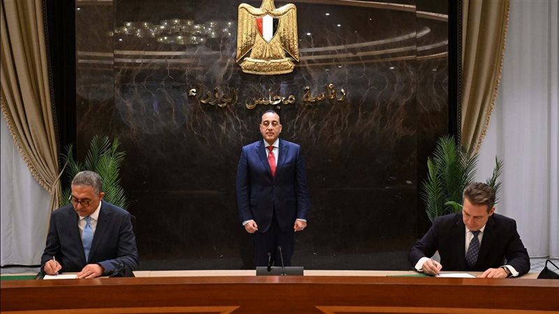 جانب من التوقيع 