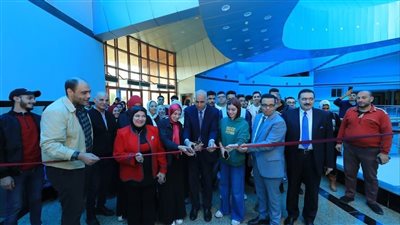 طلاب جامعة كفر الشيخ يتفاعلون مع عروض مسرحية ومعارض الفنون والكتب