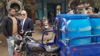 بالصدفة.. رئيس مدينة ببا يضبط توك توك محمل بـ500 لتر لبن فاسد