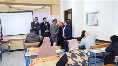 محافظ السويس يتابع امتحانات محو الأمية «المعادلة» للصف السادس الابتدائي