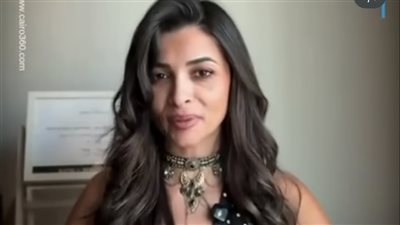 متبقيش حرامية.. مؤثرة تثير غضب الفتيات اللاتي يشترون حقائب مقلدة 