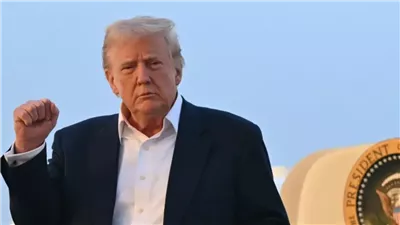 ترامب يفاجئ قائد طائرته بعيد ميلاده ويمنحه عملة التحدي الرئاسية| فيديو