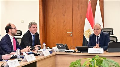 وزير الري يلتقى ممثلى بنك الاستثمار الأوروبي لبحث سبل التعاون المشترك 