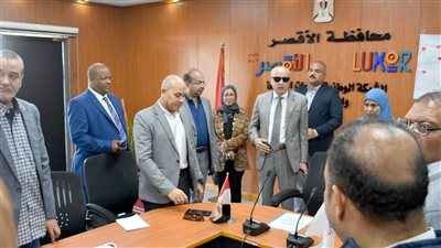 محافظ الأقصر يتفقد غرفة عمليات الشبكة الوطنية لمتابعة انتخابات النواب