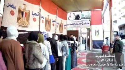 فى الساعات الاولى لفتح اللجان.. اقبال كثيف من الناخبين على لجان أسيوط