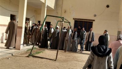 الجلباب البلدي يزين الطوابير.. إقبال بلجان مركز المنيا مع فتح باب التصويت 
