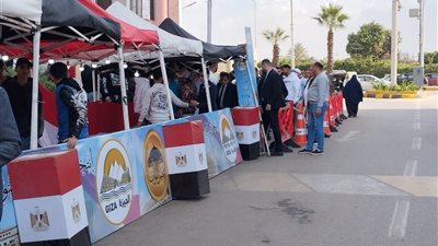 السيدات وكبار السن يتصدرن المشهد في الصفوف الأولى بمدرسة محمد كريم بالعمرانية