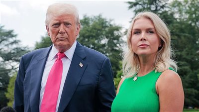 بوقها حلو.. ترامب يتغزل بشفتي المتحدثة باسم البيت الأبيض (فيديو)