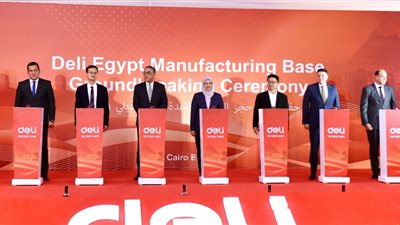  وضع حجر الأساس لقاعدة مصنع 