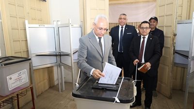 رئيس جامعة المنيا يُدلي بصوته في انتخابات مجلس النواب 2025