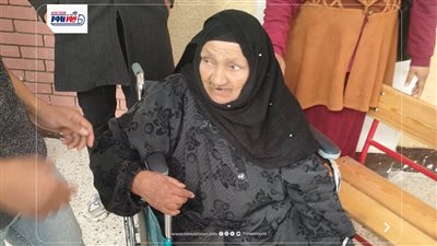 مشهد إنساني يلهم الجميع: سيدة في الخامسة والثمانين تصوت رغم الأمطار بالفيوم