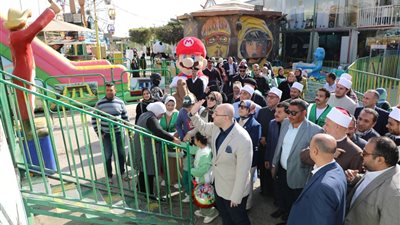 محافظ بني سويف يشارك الأيتام فرحتهم باليوم الترفيهي في حديقة النيل