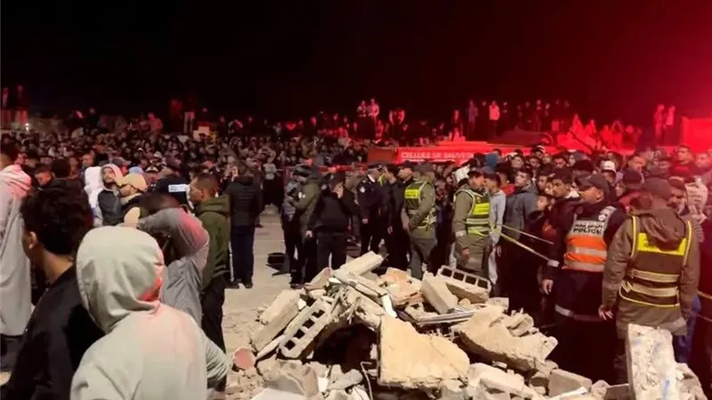 انهيار مبنيين في