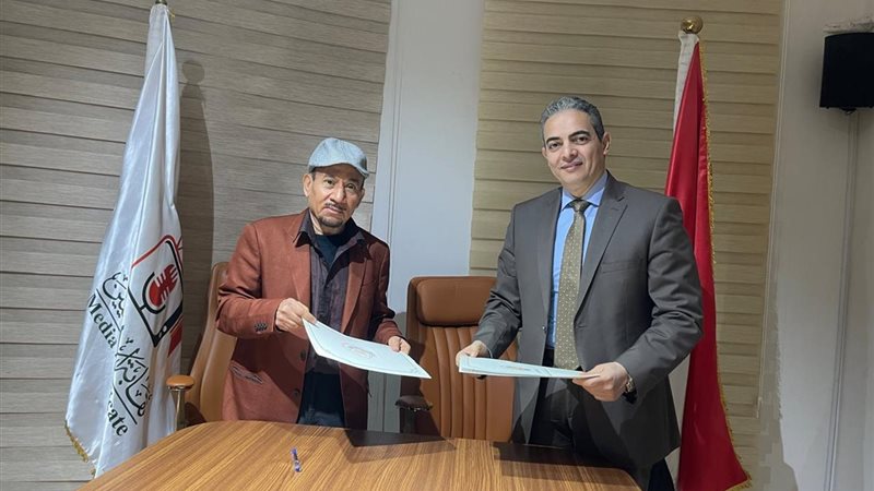 جانب من التوقيع 