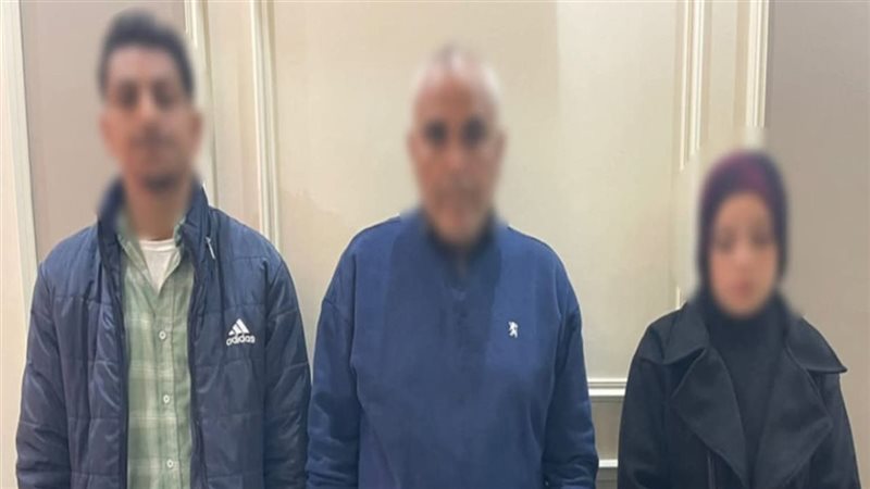 ضبط 3 أشخاص يوزعون