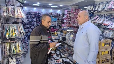 تموين الأقصر يوقف تداول 500 علبة سجائر مجهولة المصدر في حملة مفاجئة 