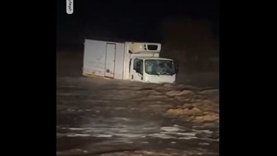 شبان سعوديون ينقذون مصري علق بالسيول داخل سيارته l فيديو 