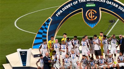 أبو ريدة يسلّم كأس ديربي الأمريكتين لفلامنجو البرازيلي