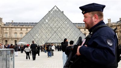 تفاصيل جديدة تكشف كيف تمكن سارقوا اللوفر من الهروب في 30 ثانية؟