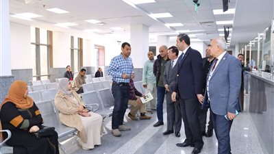محافظ دمياط يتابع خدمات المركز التكنولوجي ويطمئن على احتياجات المواطنين