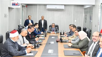 محافظ الفيوم يتابع أعمال فتح وانتظام لجان التصويت باليوم الثاني من الانتخابات