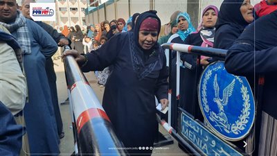 رغم تعبها.. مسنه بالمنيا تصرعلي الذهاب الي لجان الانتخابات للأدلاء بصوتها 