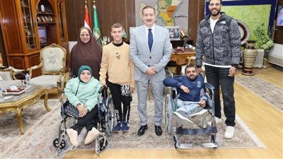 محافظ المنوفية يلتقي حالتين من ذوي الهمم من أسرة واحدة ويأمر بصرف 2 كرسي متحرك