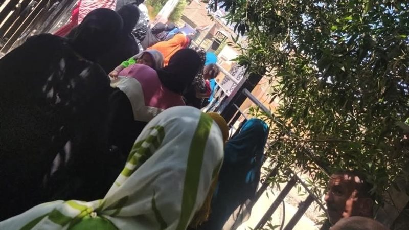 طوابير السيدات أمام
