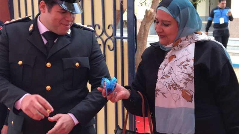 ناخبة توزع بنبون