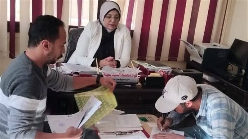 جانب من توقيع العقود