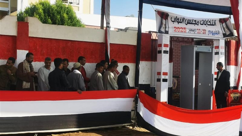 توافد الناخبين بمدرسة
