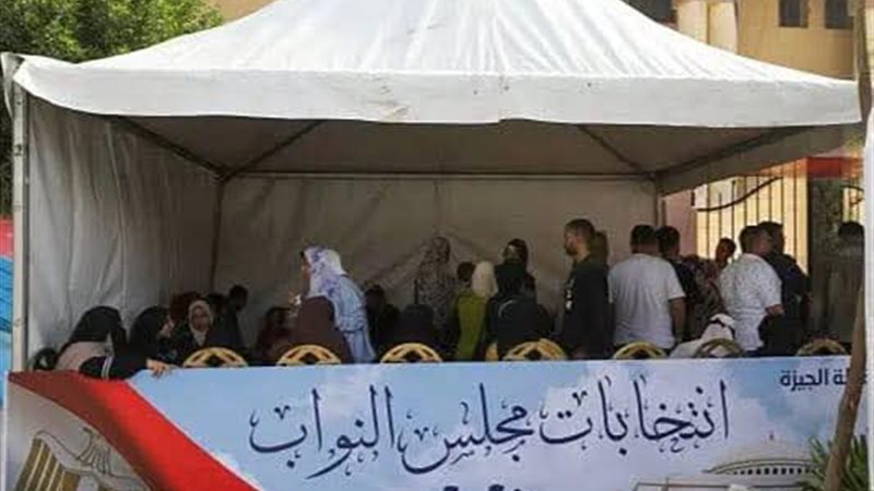 توافد الناخبين  بمدرسة