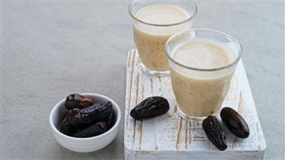 استمتعي بمشروب صحي سموزي التمر والموز بأربع مكونات فقط 	