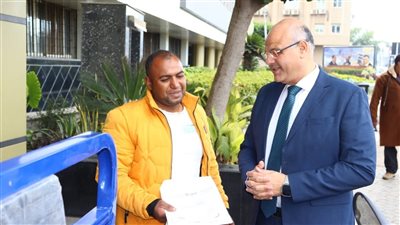 محافظ القليوبية يستجيب لمواطن من ذوي الهمم ويوفر «تروسيكلا» له كمشروع صغير