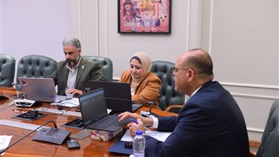 وزير العمل يشهد عبر 