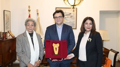 وزير الثقافة يستقبل الأديبة الكبيرة سلوى بكر ويُهديها درع الوزارة