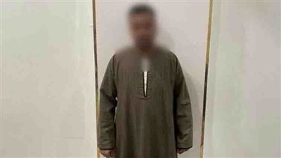 جمع بطاقات المواطنين لإنتخاب مرشحه فألقى رجال الأمن القبض عليه 