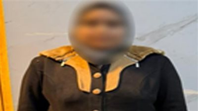 سيدة توزع مبالغ مالية على المواطنين لتوجيههم لانتخاب مرشح بالدلنجات 