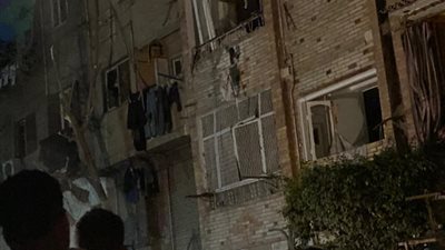 رجال المباحث يستمعون لشهود العيان بعد انفجار غازي في إمبابة أسفر عن وفاة شخص و