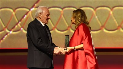 يسرا تسلم أنتوني هوبكنز تكريمه في ختام الدورة الخامسة لمهرجان البحر الأحمر