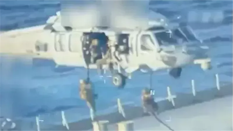 نهب ناقلة نفط على