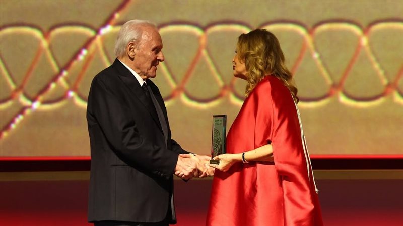 يسرا وأنتوني هوبكنز