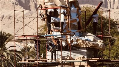 عودة ملك.. رفع تمثال هائل لأمنحتب الثالث يعيد الحياة لمعبد كوم الحيتان