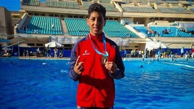 في لفتة وفاء ومحبة.. سباحو الزهور يزورون قبر زميلهم يوسف في بورسعيد (صور)