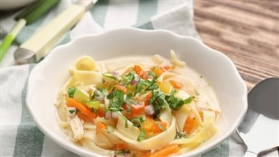 طريقة عمل شوربة الدجاج بالشعيرية للرجيم ..تشبعك وتساعد على خسارة الوزن  
