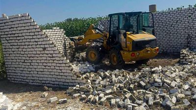 محليات قنا تواصل حملاتها لإزالة التعديات من على الأراضي الزراعية وأملاك الدولة